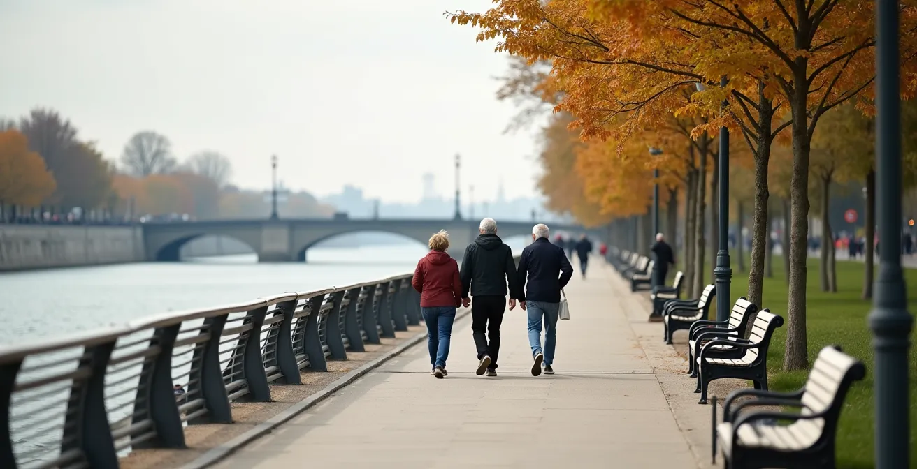Groupe de seniors marchant le long des berges aménagées de Seine